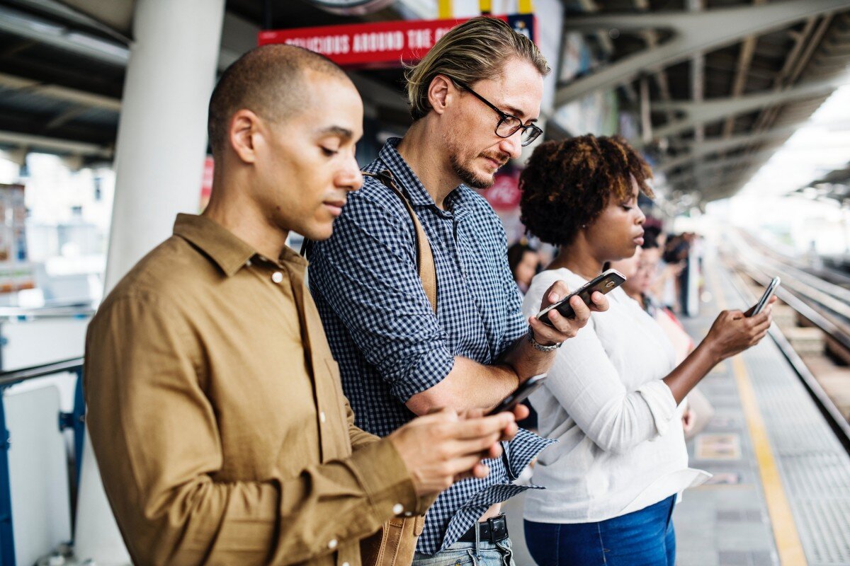 Travellers using smartphones to plan trips with AI