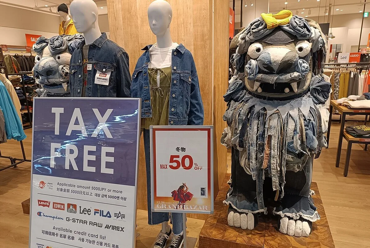 Japan tax-free shop sign with 5000 yen minimum purchase